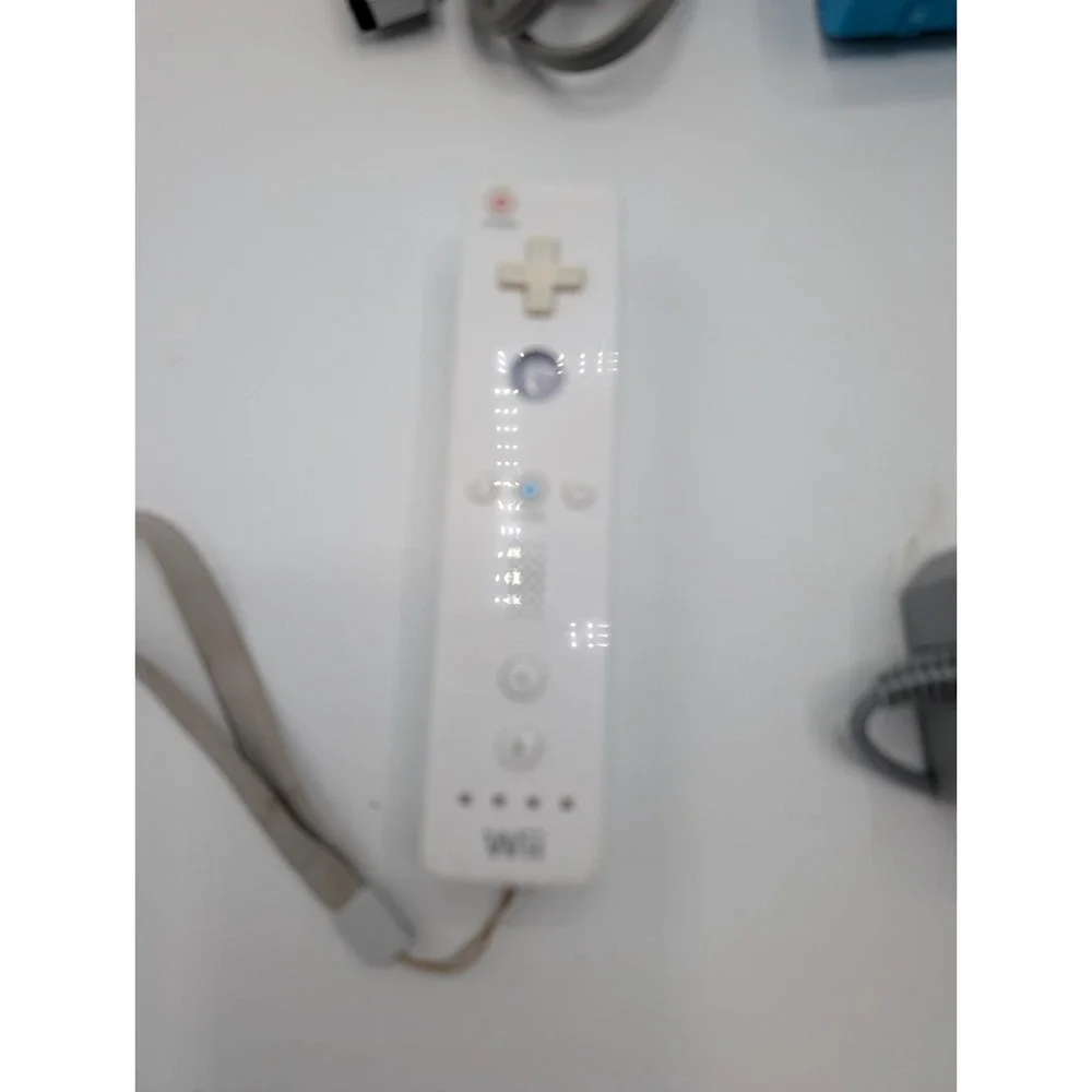 Nintendo Wii RVL-101 Blue Console Bundle With Remote Sensor Bar AV Power